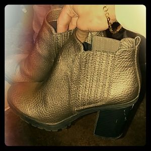 Sam&Libby gold ankle boots